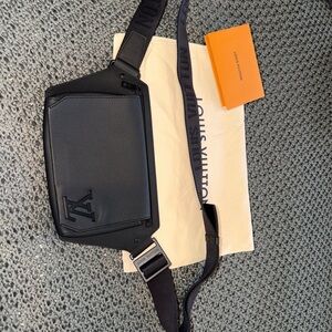 Louis Vuitton Black Men's Crossbody/sling back Bag